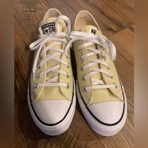 Size 8.5W/6.5M yellow platform converse